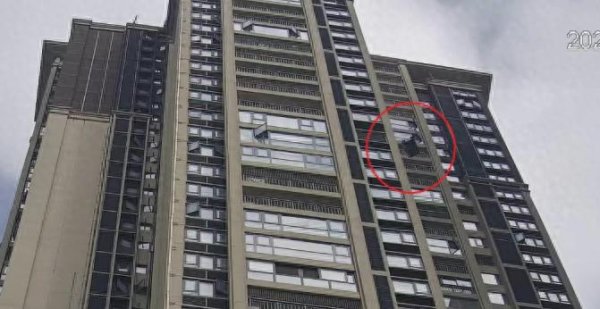 盛康优配优配 女子从43楼抛下行李箱称“没拿住” 警方: 涉嫌犯罪已刑拘